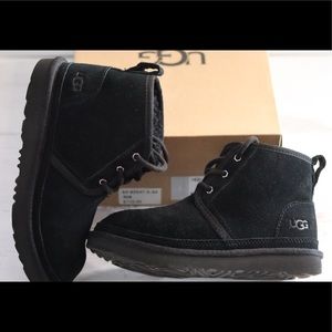 Kid pre-owned size 2 ugg boots. (KIDS)